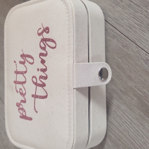 Elegant Cream Jewelry Box with Rings - Picture 4 of 6